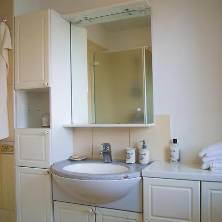 Beautiful With A Large Bed In A 3-room With Parking